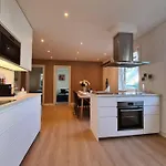 Leilighet Bright And Modern 2-bedroom Apartment, Near Center, Location