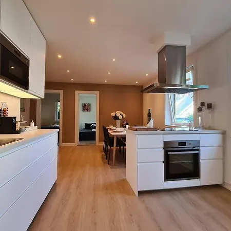 Daire Bright And Modern 2-bedroom Apartment, Near Center, Location