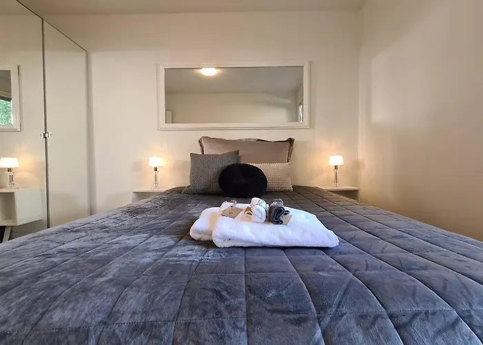 Bright And Modern 2-bedroom Apartment, Near Center, Location Apartment